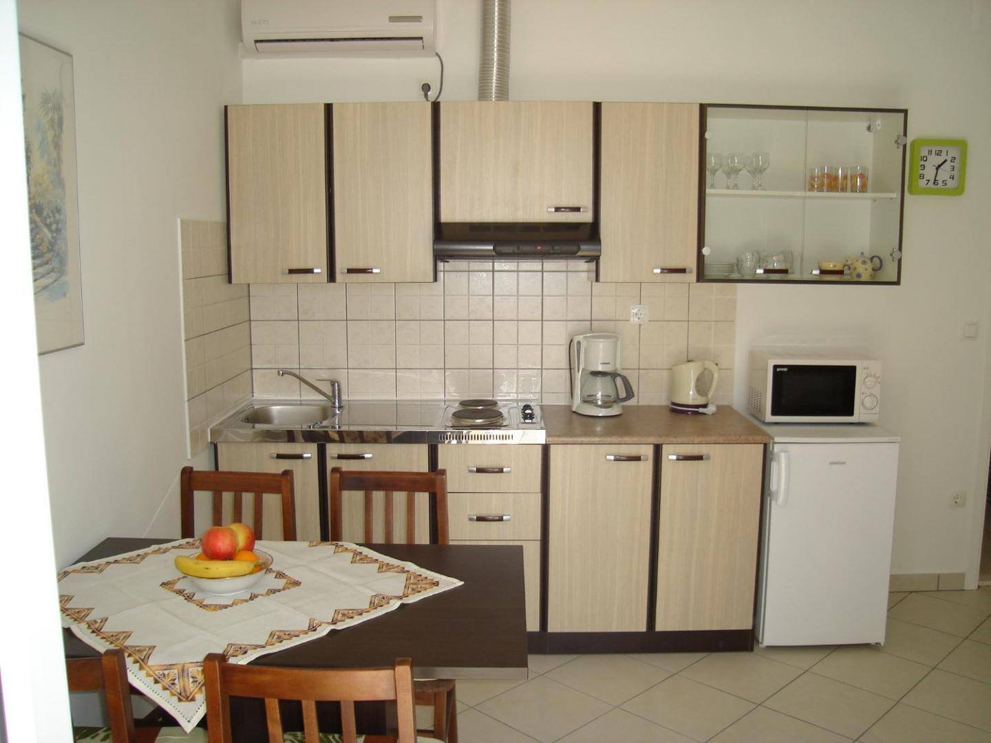 Fully equipped kitchen with dining table